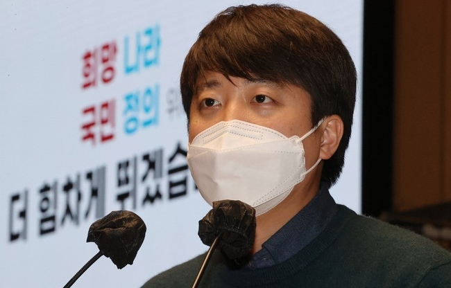 이준석 국민의힘 대표가 지난 6일 오후 서울 여의도 국회에서 열린 의원총회에서 발언하고 있다. (공동취재사진)