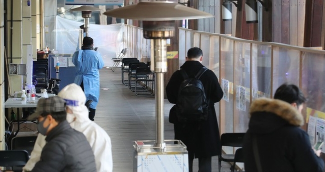 코로나19 신규 확진자가 3,717명으로 집계된 지난 7일 오전 서울 송파구 보건소 선별진료소가 비교적 한산한 모습을 보이고 있다. (사진 제공=뉴시스)