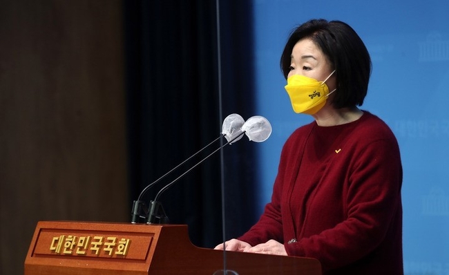  심상정 정의당 대선 후보가 9일 오후 서울 여의도 국회 소통관에서 반려동물 생애 복지 공약을 발표하고 있다.