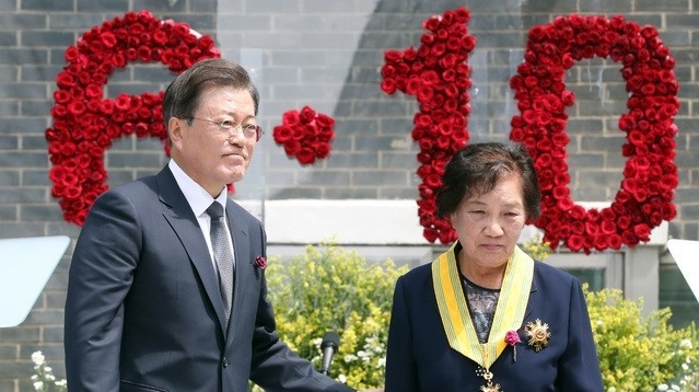 문재인 대통령이 10일 오전 서울 용산구 남영동 민주인권기념관에서 열린 제33주년 6·10민주항쟁 기념식에 참석해 故 이한열 열사의 어머니 배은심 여사에게 국민훈장모란장을 수여하고 있다.