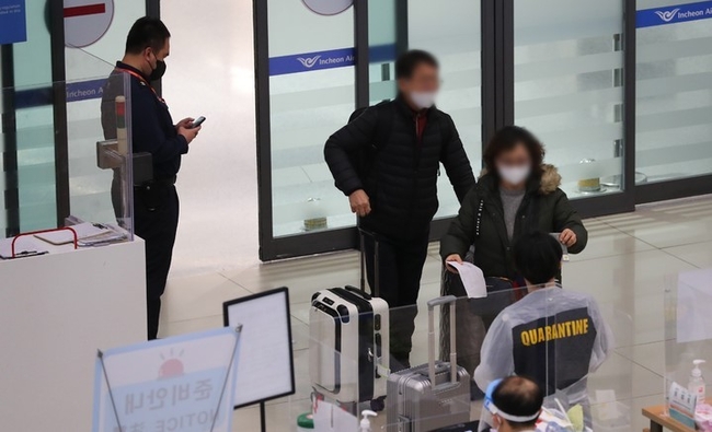 코로나19 오미크론 변이 바이러스 확산을 막기위한 해외유입관리강화 조치 4주 연장이 결정된 지난해 12월29일 오후 인천국제공항 제1터미널 입국장에 해외 입국자들이 들어오고 있다.