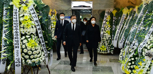 문재인 대통령이 9일 오후 광주 조선대병원장례식장에 차려진 고(故) 배은심 여사의 빈소에 들어서고 있다. 이한열 열사의 어머니인 배 여사는 이날 오전 향년 82세의 일기로 별세했다. (사진=공동취재사진) 