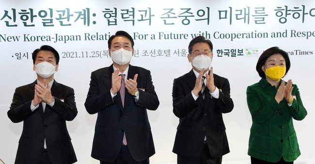 안철수(왼쪽부터) 국민의당 대선 후보, 윤석열 국민의힘 대선 후보, 이재명 더불어민주당 대선 후보, 심상정 정의당 대선 후보가 25일 서울 중구 웨스틴조선호텔에서 열린 코라시아 2021 포럼에 참석해 기념촬영을 하고 있다. (사진=뉴시스 제공)