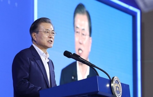 문재인 대통령이 2019년 7월 25일 경북 구미 구미코에서 열린 상생형 구미 일자리 투자 협약식에서 인사말하고 있다.
