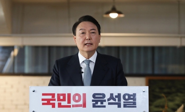 윤석열 국민의힘 대선 후보가 11일 오전 서울 성동구 성수동의 한 카페에서 "진심.변화.책임"을 키워드로 신년 기자회견을 하고 있다.(사진=뉴시스 제공)