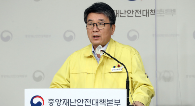 류근혁 중앙재난안전대책본부 1총괄조정관(보건복지부 2차관)이 12일 오전 세종시 정부세종청사에서 경구용 치료제 도입과 사용방법 등을 발표하고 있다.(사진=뉴시스 제공)