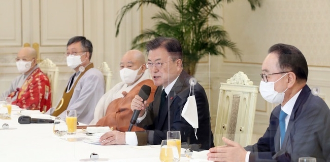 문재인 대통령이 12일 청와대 본관 인왕실에서 열린 종교 지도자 초청 오찬 간담회에서 발언하고 있다.(사진=뉴시스 제공)
