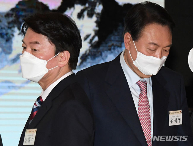 윤석열 국민의힘 대선 후보와 안철수 국민의당 대선 후보가 5일 오후 서울 여의도 중소기업중앙회에서 열린 2022 중소기업인 신년인사회에 참석하고 있다. (사진=뉴시스 제공)