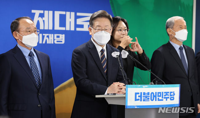 이재명 더불어민주당 대선 후보가 12일 오후 서울 여의도 더불어민주당 중앙당사에서 가진 안보 인사 영입 발표에서 박선우 전 한미연합사 부사령관과 부석종 전 해군 참모총장을 소개하고 있다. (사진=뉴시스 제공)