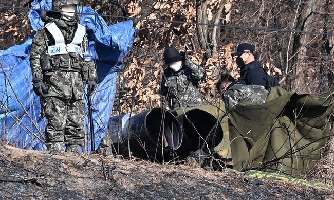 공군 F-5E 전투기 추락사고 이틀째인 지난 12일 오전 경기도 화성시 정남면 관항리 한 야산에서 군 관계자들이 사고현장을 살펴보고 있다. (사진=뉴시스 제공)