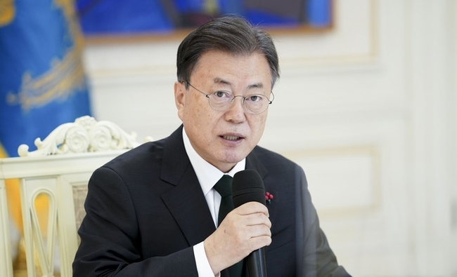 문재인 대통령이 지난 12일 청와대 본관 인왕실에서 열린 종교 지도자 초청 오찬 간담회에서 발언하고 있다. (사진=뉴시스 제공)
