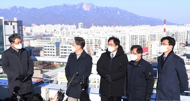 이재명 더불어민주당 대선 후보가 13일 서울 노원구 한 빌딩 옥상에서 노후 아파트 단지를 살펴보고 있다. (사진=뉴시스 제공)