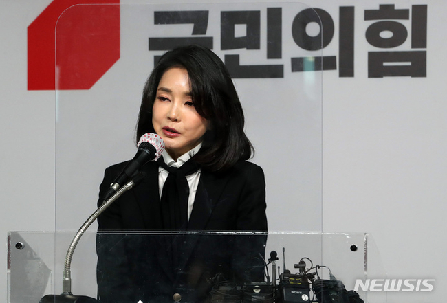 윤석열 국민의힘 대선 후보의 부인 김건희 코바나컨텐츠 대표가 지난해 12월26일 서울 여의도 국민의힘 당사에서 자신의 허위 이력 의혹과 관련해 입장문을 발표하고 있다. (사진=뉴시스 제공)