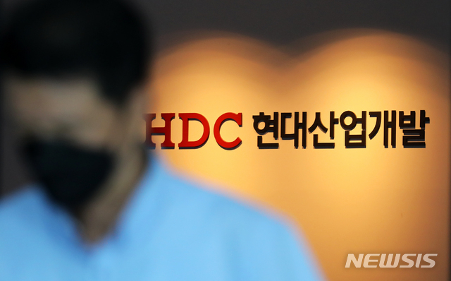 광주 동구 학동 재개발사업 4구역 5층 건물 붕괴 참사 원인을 밝히기 위해 수사 중인 경찰이 16일 서울 용산구 HDC현대산업개발 본사 압수수색을 진행했다. 광주경찰청 수사본부는 압수수색을 통해 철거용역 계약·현장 안전감독 관련 자료 일체를 확보했다. 사진은 16일 서울 용산구 HDC현대산업개발 본사의 모습. (사진=뉴시스 제공)