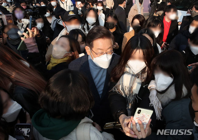 이재명 더불어민주당 대선후보가 9일 오후 서울 마포구 홍대거리에서 시민들을 만나 기념촬영을 하고 있다. (사진=뉴시스 제공)