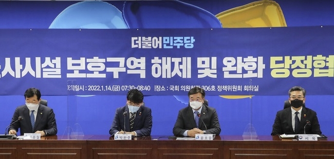 윤호중 더불어민주당 원내대표가 14일 서울 여의도 국회 의원회관에서 열린 군사시설 보호구역 해제 및 완화 당정협의에서 발언하고 있다.(사진=뉴시스 제공)