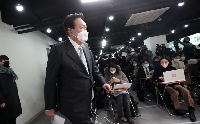 윤석열 국민의힘 대선 후보가 지난 13일 오후 서울 여의도 국민의힘 중앙당사에서 4월 전기요금 인상 백지화 및 과학과 상식에 근거한 전력 공급 계획 수립 공약을 발표하기 위헤 단상으로 향하고 있다. (사진=뉴시스 제공)