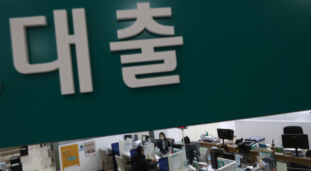 5일 오후 서울 중구 하나은행 영업부를 찾은 고객들이 상담을 받고 있다. 하나은행은 이날부터 하나 금리고정형 적격대출과 하나 유동화적격 모기지론을 판매한다. 지난해 11월 30일 중단 이후 약 1개월 만이다. 적격대출은 주택금융공사가 은행 또는 보험사 등을 통해 담보대출을 해주는 상품을 말한다. 우리은행과 NH농협은행은 적격대출 한도를 모두 소진한 것으로 알려졌으며 우리은행은 2월, NH농협은행은 4월 적격대출 판매를 재개할 전망이다.(사진=뉴시스 제공)