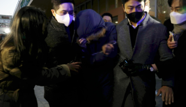 회삿돈 2,215억원을 횡령한 혐의를 받는 오스템임플란트 직원 이모씨가 14일 서울강서경찰서에서 검찰로 송치되고 있다.(사진=뉴시스 제공)