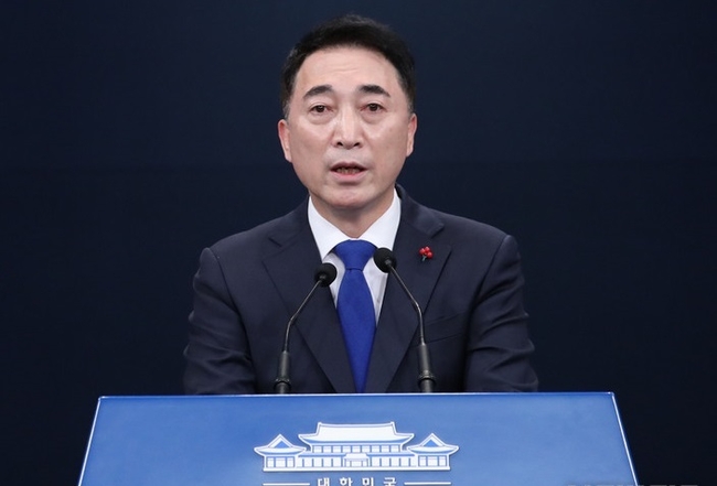 박수현 국민소통수석이 14일 춘추관 브리핑룸에서 코로나19 확산 및 오미크론에 대비한 방역지침 관련 브리핑을 하고 있다. (사진=뉴시스 제공)