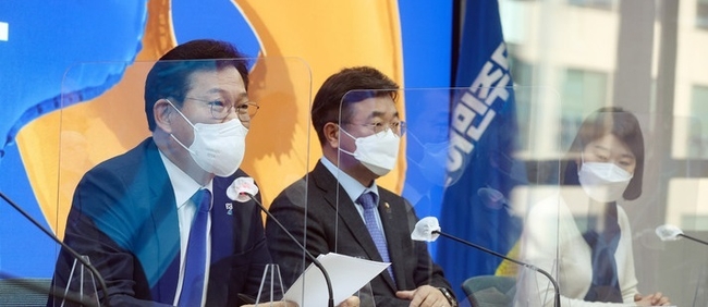 = 송영길 더불어민주당 상임선대위원장이 14일 서울 여의도 중앙당사에서 열린 선대위 본부장단 회의에서 발언하고 있다.(사진=뉴시스 제공)