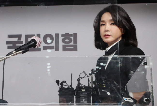 윤석열 국민의힘 대선 후보의 부인 김건희 코바나컨텐츠 대표가 지난해 12월 26일 서울 여의도 국민의힘 당사에서 자신의 허위 이력 의혹과 관련해 입장문을 발표하고 있다.