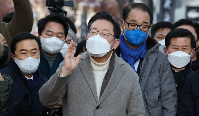 국회사진기자단 = 이재명 더불어민주당 대선 후보가 14일 인천 부평 문화의거리를 방문해 연설하고 있다.
