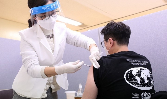 12일 서울 광진구 강변테크노마트 5층에 마련된 코로나19 백신 찾아가는 접종센터에서 2차 접종 완료 후 3개월 지난 대상자들이 부스터샷을 맞고 있다.