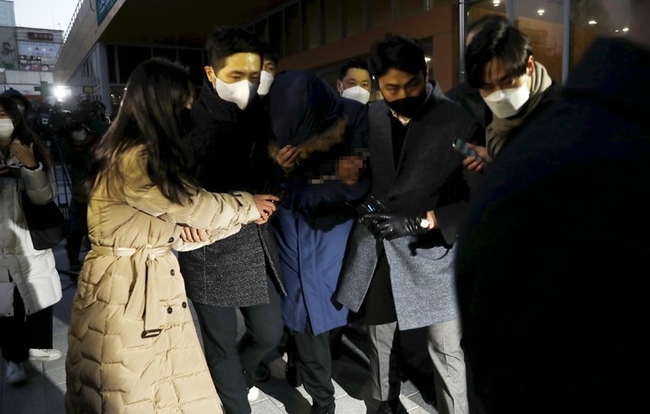 회삿돈 2,215억원을 횡령한 혐의를 받는 오스템임플란트 직원 이모씨가 지난 14일 서울강서경찰서에서 검찰로 송치되고 있다. (사진 제공=뉴시스)