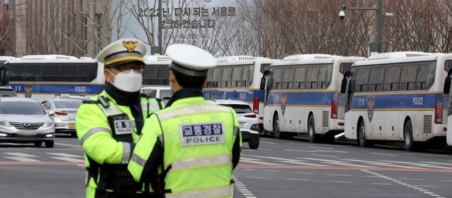 전국민주노동조합총연맹 등 진보 단체들이 서울 도심 대규모 집회를 예고한 15일 오전 서울 중구 서울시청 앞 세종대로에 경찰 버스 차벽이 설치돼 있다.