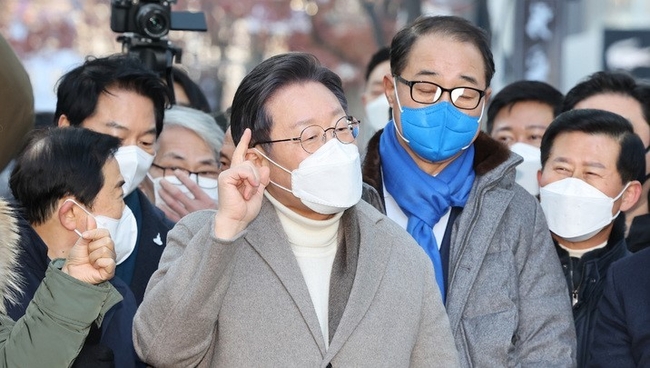 이재명 더불어민주당 대선 후보가 14일 인천 부평 문화의거리를 방문해 연설하고 있다.