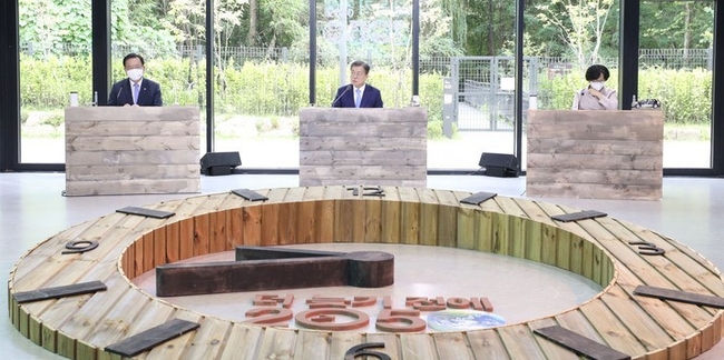  문재인 대통령이 18일 서울 용산구 노들섬다목적홀에서 열린 2050 탄소중립위원회 제2차 전체회의에 참석해 발언하고 있다.