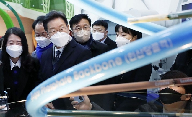  이재명 더불어민주당 대선 후보가 15일 강원 홍천생명건강과학관을 방문해 전시 시설을 살펴보고 있다.