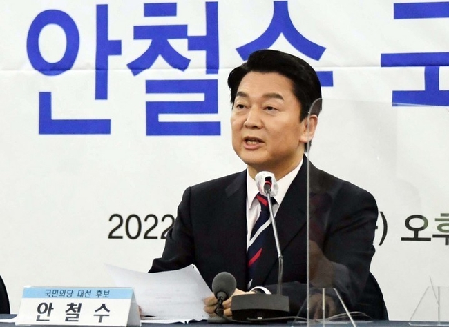  안철수 국민의당 대선 후보가 11일 서울 중구 프레스센터에서 열린 한국기자협회 초청토론회에서 질문에 답변하고 있다.