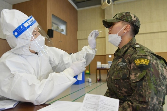 3일 해군 학군사관후보생(ROTC)이 동계입영에 앞서 PCR 검사를 하고 있다. (사진=해군교육사령부 제공)