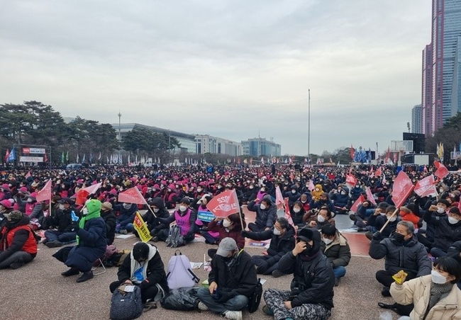 민주노총과 한국진보연대, 전국농민회총연맹 등 진보단체들로 구성된 전국민중행동은 이날 오후 2시부터 여의도 공원에 집결해 '민중총궐기'를 개최했다. (사진 제공=뉴시스)