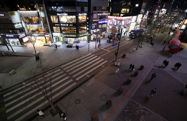 대학들이 비대면 수업에 돌입하면서 지난해 3월3일 오후 서울 서대문구 연세대 대학가가 한산하다.