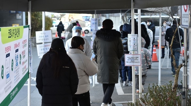 지난 12일 오전 대구 수성구 보건소 선별진료소에서 시민들이 코로나19 진단검사를 받기 위해 대기하고 있다.