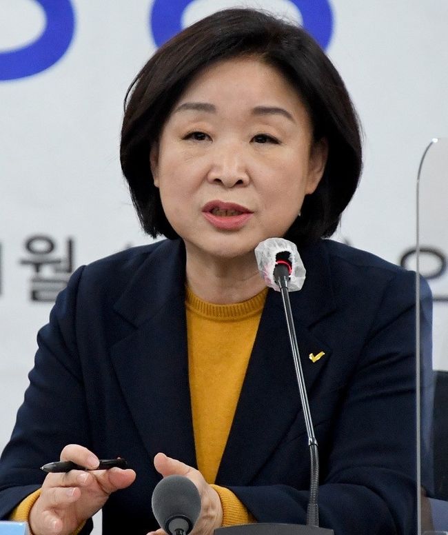 국회사진기자단 = 심상정 정의당 대선후보가 12일 서울 중구 프레스센터에서 열린 한국기자협회 초청토론회에서 패널들의 질문에 답하고 있다.