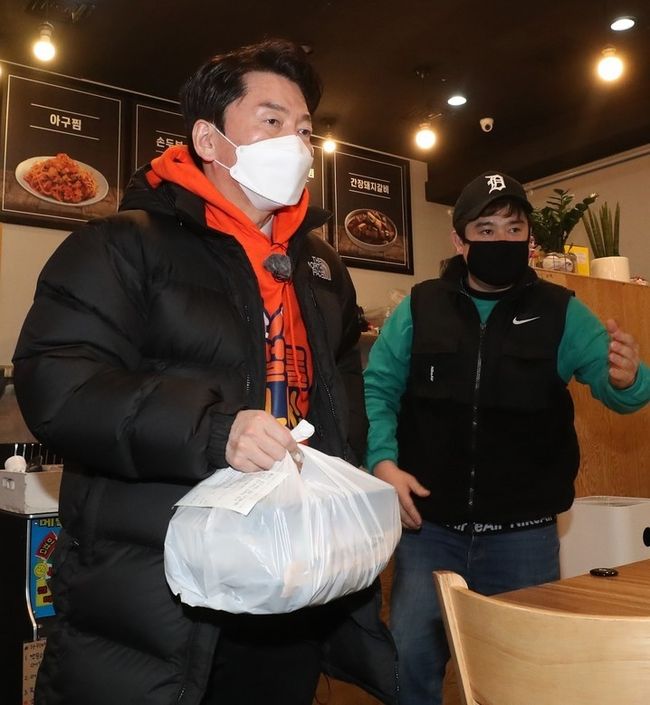 안철수 국민의당 대선 후보가 16일 부천 상동의 한 음식점에서 '안철수를 팝니다' 철수마켓의 일환으로 일일 알바생으로 나서 배달을 하고 있다.