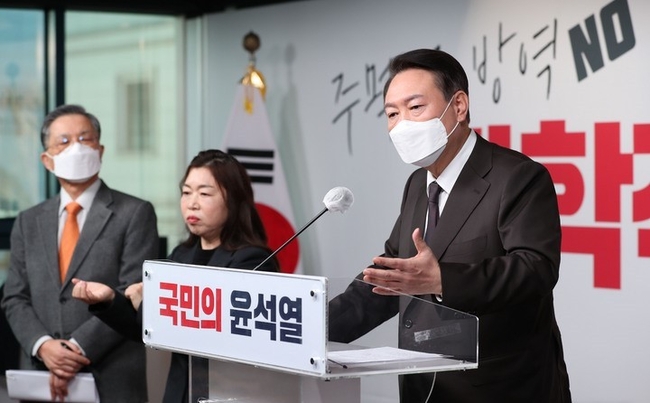 윤석열(오른쪽) 국민의힘 대선후보가 16일 오전 서울 여의도 당사에서 열린 서울시 관련 정책공약 발표에서 취재진의 질문에 답하고 있다.