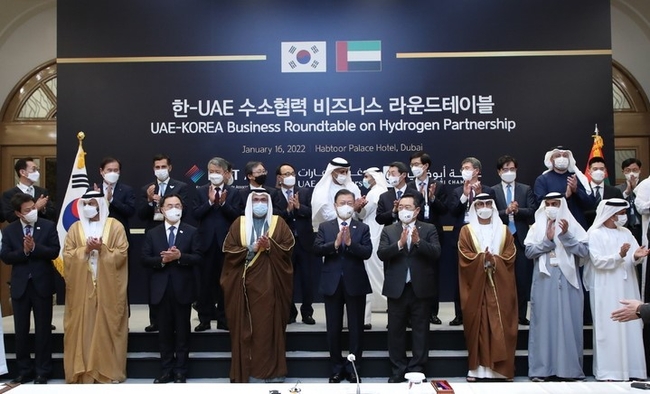 아랍에미리트(UAE)를 방문 중인 문재인 대통령이 16일(현지시각) 두바이 시내 인근 호텔에서 열린 '한·UAE 수소협력 비즈니스 라운드 테이블' 행사에 참석해 기념사진 촬영하고 있는 모습.