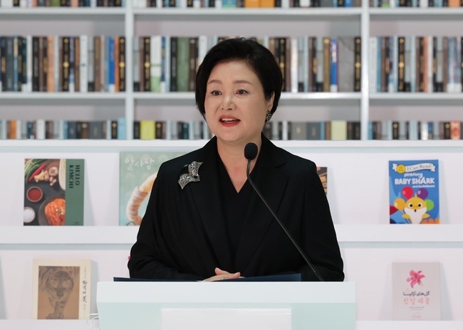김정숙 여사가 16일(현지시간) 아랍에미리트(UAE) 두바이 모하메드빈라시드(MBR) 도서관에서 열린 한-UAE 지식문화 교류식에서 축사를 하고 있다.