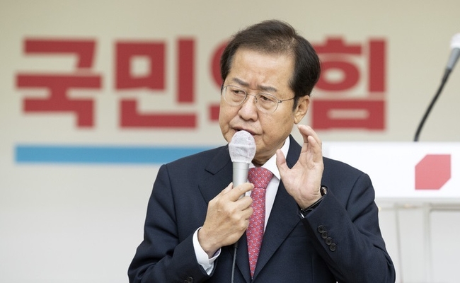  홍준표 국민의힘 대선 경선 후보가 지난해 11월 4일 경기 수원시 경기도당위원회를 방문해 인사말을 하고 있다. (사진=뉴 시스 제공)