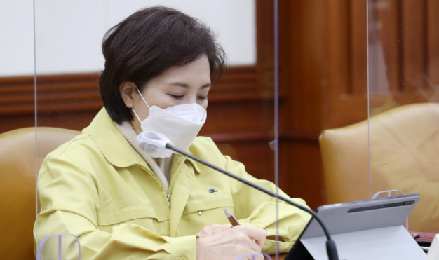 유은혜 사회부총리 겸 교육부 장관이 지난 14일 오전 서울 종로구 정부서울청사에서 열린 코로나19 대응 중앙재난안전대책본부 회의에서 김부겸 국무총리의 모두발언을 경청하고 있다.(사진=뉴시스 제공)