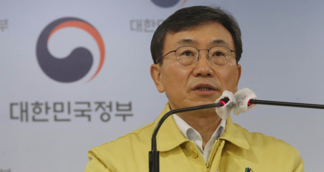 권덕철 보건복지부 장관이 지난 14일 오전 서울 종로구 정부서울청사에서 열린 방역조치 연장 및 소상공인 지원관련 정부합동 브리핑에서 발언하고 있다. (사진=뉴시스 제공)