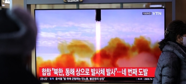 지난 14일 북한이 단거리 탄도미사일 발사한 후 사흘 만에 다시 발사체를 발사한 17일 오전 서울역 대합실에서 시민들이 관련 뉴스를 시청하고 있다. (사진=뉴시스 제공)