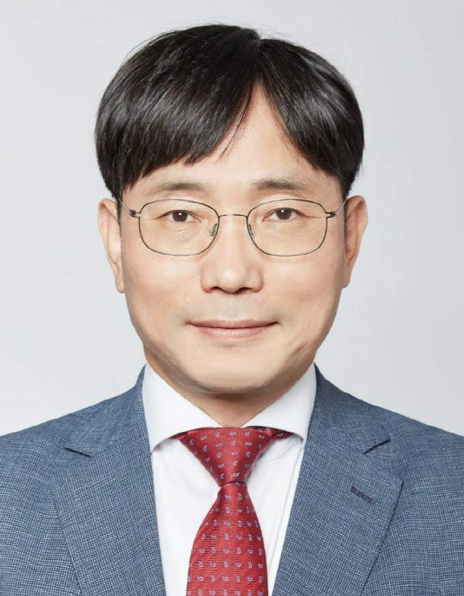 문재인 대통령이 17일 신임 민정수석비서관에 김영식 전 법무비서관을 내정했다고 박수현 민정소통수석이 브리핑에서 밝혔다. (사진=청와대 제공) 