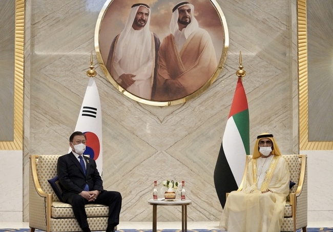 UAE를 방문 중인 문재인 대통령이 16일 오후(현지시간) 두바이 엑스포 리더십관에서 모하메드 빈 라시드 알 막툼 UAE 총리 겸 두바이 통치자와 회담하고 있다.(사진=뉴시스 제공)