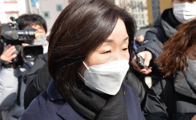 정의당 심상정 대선후보가 16일 광주 서구 현대아이파크 붕괴 현장을 찾아 사고 현장을 둘러본 후 이동하고 있다. (사진=뉴시스 제공)